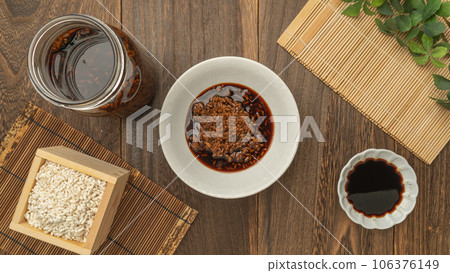 Soy sauce koji and ingredients (rice koji, soy sauce) Soy sauce koji and ingredients (rice koji, soy sauce) 106376149
