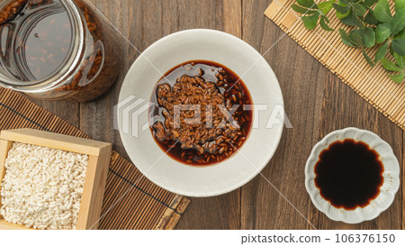 Soy sauce koji and ingredients (rice koji, soy sauce) Soy sauce koji and ingredients (rice koji, soy sauce) 106376150