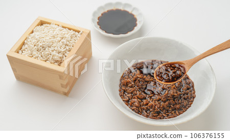 Soy sauce koji and ingredients (rice koji, soy sauce) Soy sauce koji and ingredients (rice koji, soy sauce) 106376155