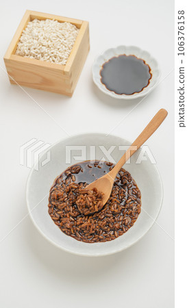 Soy sauce koji and ingredients (rice koji, soy sauce) Soy sauce koji and ingredients (rice koji, soy sauce) 106376158
