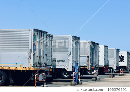 集裝箱與大卡車排成一排 集裝箱與大卡車排成一排 106376391