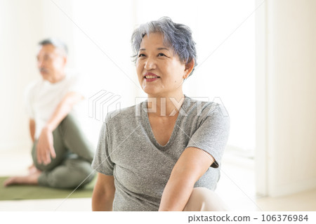 Smiling senior men and women doing yoga Smiling senior men and women doing yoga 106376984