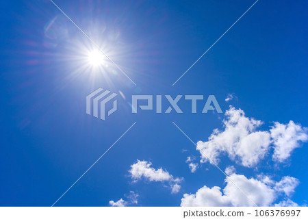 夏日的天空和耀眼的陽光[灼熱的圖像] 106376997