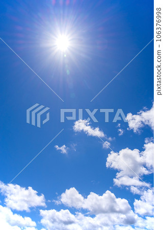 夏日的天空和耀眼的陽光[灼熱的圖像] 106376998