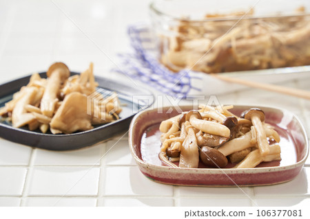 marinated mushrooms marinated mushrooms 106377081