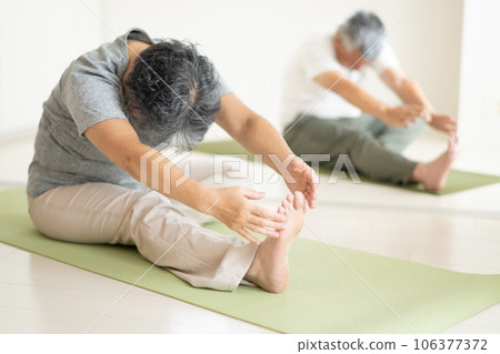 做瑜伽的高級男女 做瑜伽的高級男女 106377372
