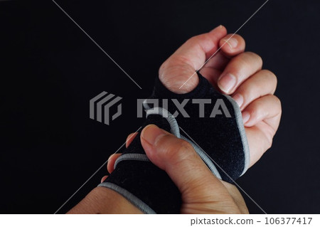 有手腕支撐的人的手臂 106377417