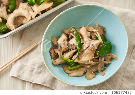 Stir-fried maitake mushrooms and green peppers 106377482