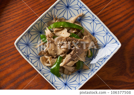 Stir-fried maitake mushrooms and green peppers 106377508