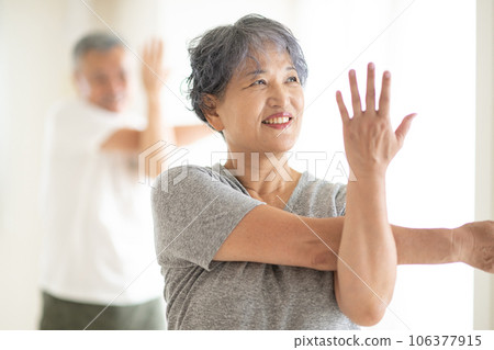 Senior couple stretching 106377915