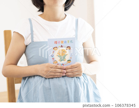 Pregnant woman and maternal and child health handbook image 106378345