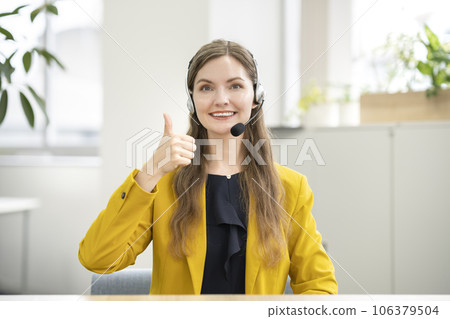 一位微笑的外國女士戴著耳機看著鏡頭 一位微笑的外國女士戴著耳機看著鏡頭 106379504