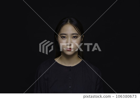 黑色背景中年輕女子的肖像 106380673