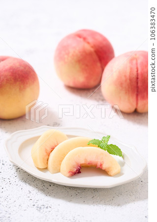 Peeled peach 106383470