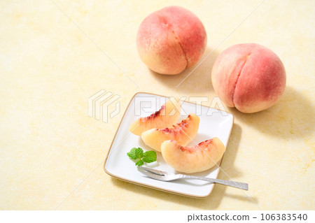 Peeled peach 106383540