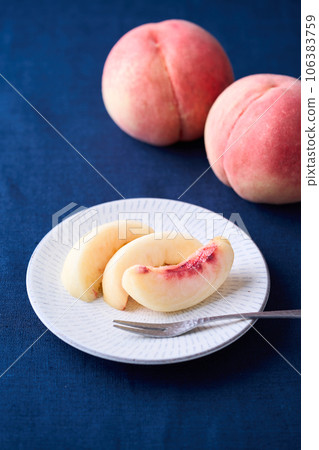 Peeled peach 106383759
