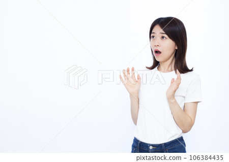 A woman in her thirties who is surprised in front of a white background A woman in her thirties who is surprised in front of a white background 106384435