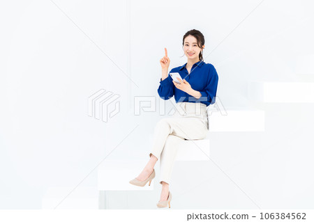 坐在樓梯上使用智能手機的女商人 坐在樓梯上使用智能手機的女商人 106384562