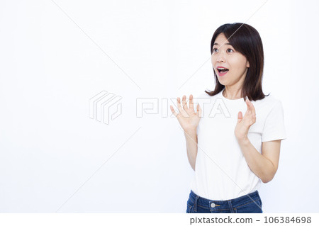 一個三十多歲的女人，在白色背景前感到驚訝 106384698