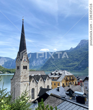 哈爾施塔特位於奧地利達赫施泰因山腳下，據說是世界上最美麗的湖濱城市。 106385416