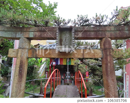 Benzaiten plaque and torii gate, worship hall and offering box behind the red drum bridge, Benzaiten statue in the Kurayoshi white-walled storehouse group 106385706