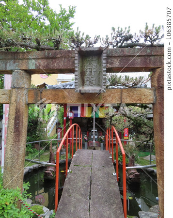 Benzaiten plaque and torii gate, worship hall and offering box behind the red drum bridge, Benzaiten statue in the Kurayoshi white-walled storehouse group 106385707