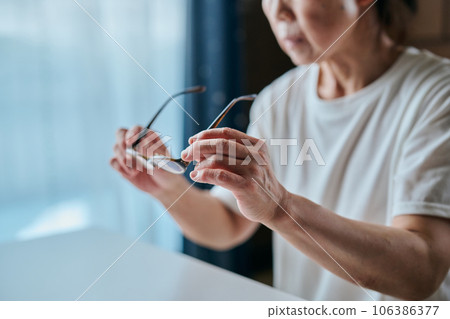 senior woman with glasses senior woman with glasses 106386377