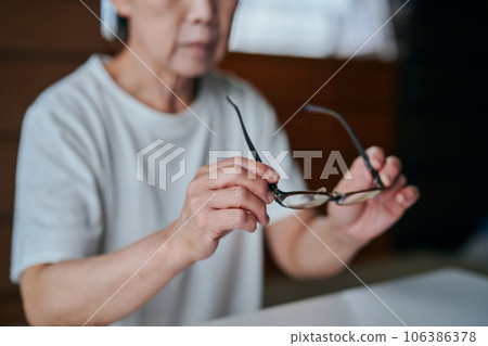 senior woman with glasses 106386378