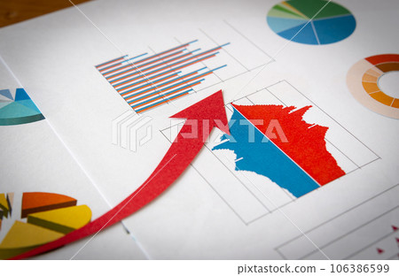 圖和上升箭頭 老齡化人口金字塔 快速上升 快速增加 106386599