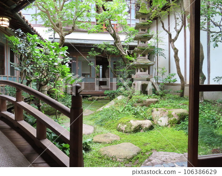 鳥取縣名勝倉吉白壁倉庫、國家註冊有形文化財產豐田家住宅、山牆、瓦片、二層木結構建築 鳥取縣名勝倉吉白壁倉庫、國家註冊有形文化財產豐田家住宅、山牆、瓦片、二層木結構建築 106386629