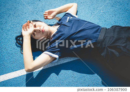 仲夏田徑場和穿馬球衫的年輕女子 106387900