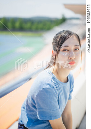 年輕女子鍛煉 106388623