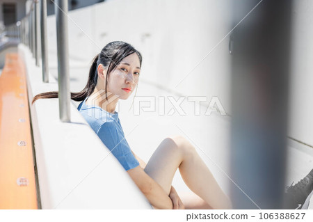 年輕女子鍛煉 年輕女子鍛煉 106388627