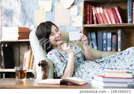 用智能手機看電影的女人 用智能手機看電影的女人 106388823