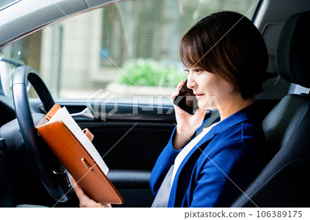 開車打電話的女商人 106389175