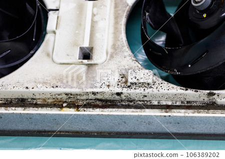 Commercial ceiling cassette air conditioner disassembly cleaning Commercial ceiling cassette air conditioner disassembly cleaning 106389202