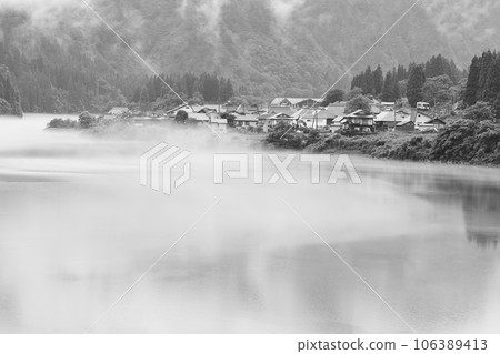 太石村和只見線被河霧包裹 太石村和只見線被河霧包裹 106389413
