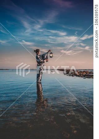 黃昏的海灘和穿著浴衣的女人 106389578