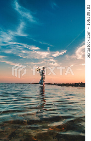 The beach at dusk and a woman in a yukata 106389583