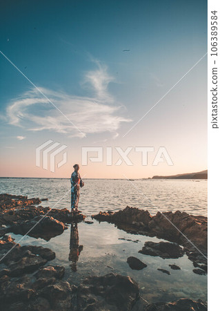 The beach at dusk and a woman in a yukata 106389584