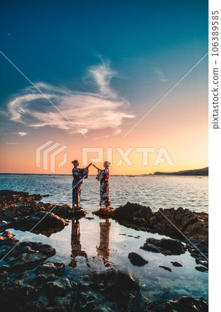 黃昏的海灘和穿著浴衣的女人 106389585