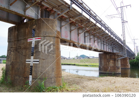 Railway bridge looking up from the riverbed 106390120