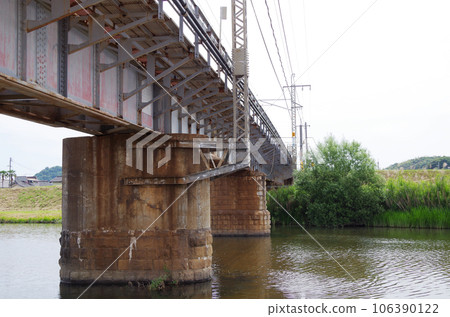 Railway bridge looking up from the riverbed 106390122