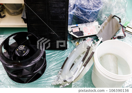 Commercial ceiling cassette air conditioner disassembly cleaning Commercial ceiling cassette air conditioner disassembly cleaning 106390136