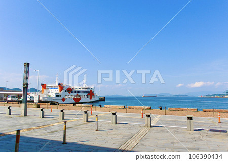 【香川】初夏的高松,停泊在高松港的渡輪和藍天 【香川】初夏的高松,停泊在高松港的渡輪和藍天 106390434