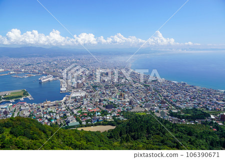 從函館山山頂俯瞰函館市 從函館山山頂俯瞰函館市 106390671