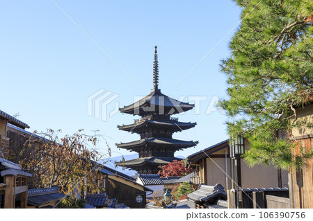 Yasaka Pagoda in autumn, Higashiyama Ward, Kyoto City 106390756