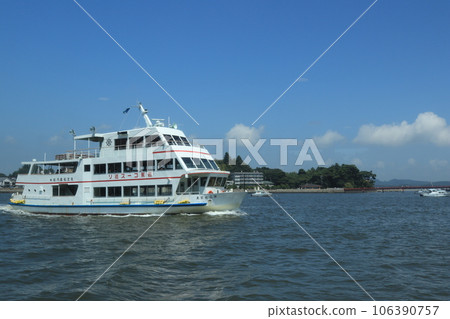 When you come to Matsushima, go on an island hopping sightseeing boat 106390757