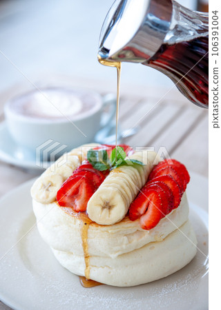 咖啡時間和精美的煎餅 106391004