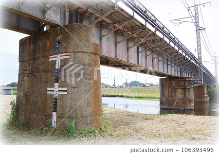 從河床仰望的鐵路橋（插畫風格） 106393496